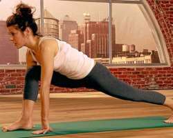 Marisa is a fitness freak and practices yoga to remain fit.